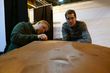 Daniel Bodmer und Christian Hfelfibnger verkleiden die Treppe mit bronzenen Tuch